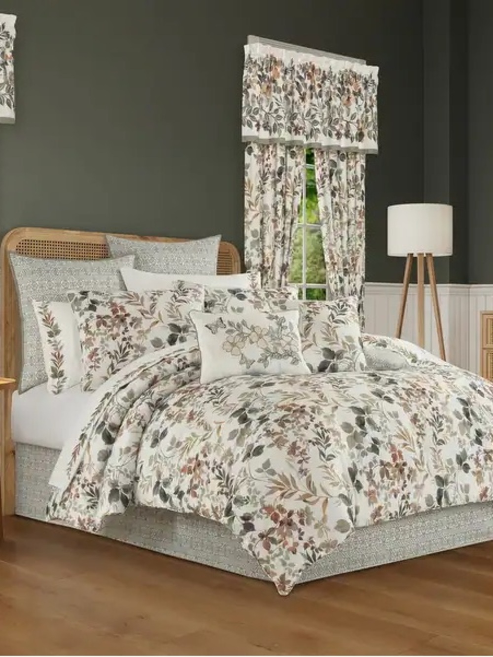 Royal Court Evergreen Comforter Set - Full. New